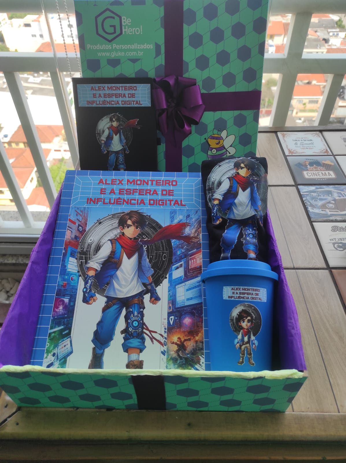 Kit físico Be Hero com livro e presentes personalizados